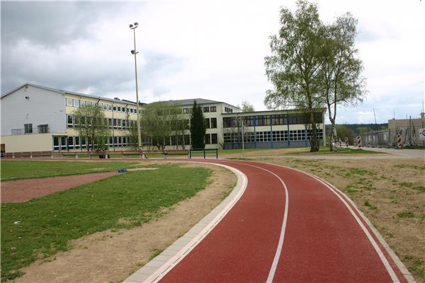 Aanleg kunststof atletiekpiste, basketbalvelden en parking - Sportinfrabouw NV